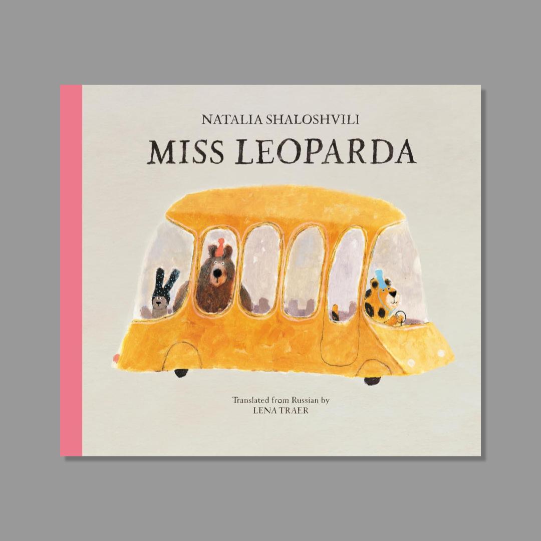 Book cover of 'Miss Leoparda' with a yellow bus illustration on a gray background