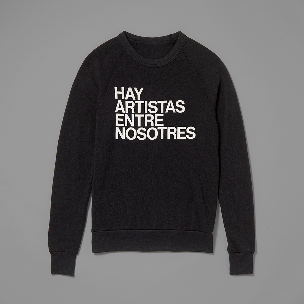 Black Cotton/Polyester blend sweatshirt with "Hay Artistas Entre Nosotres" text in white across